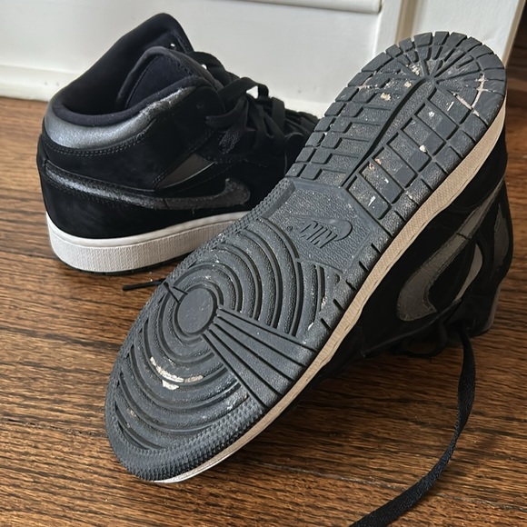 Air jordan mids size 5.5y - Picture 5 of 7